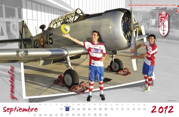 GR01.GRANADA,21/12/11.-
Este jueves se presenta a la afición Granadina el Calendario Oficial del Granada cf 2012 realizado en el parque de las ciencias de Granada.
En la imagen el capitan del granada cf lucena y mainz junto a un avión del ejercito del aire.