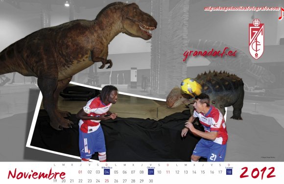 GR01.GRANADA,21/12/11.-
Este jueves se presenta a la afición Granadina el Calendario Oficial del Granada cf 2012 realizado en el parque de las ciencias de Granada.
En la imagen diakaté y David cortes junto a un  Tironosaurus Rex.