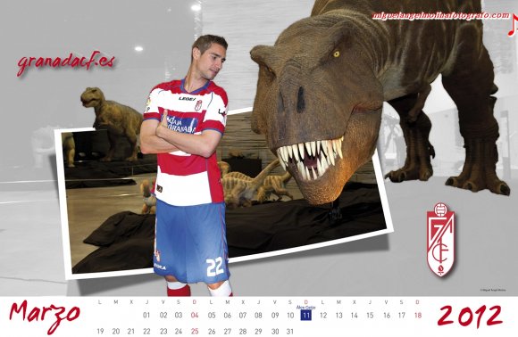 GR01.GRANADA,21/12/11.-
Este jueves se presenta a la afición Granadina el Calendario Oficial del Granada cf 2012 realizado en el parque de las ciencias de Granada.
En la imagen Geijo posa junto a un Tironosaurus Rex.