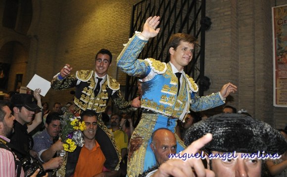 GR01. GRANADA, 22/06/11.-
Dia de toros fiestas del corpus chirsti de Granada con los diestros  el fandi, juli y enrique ponce.
En la imagen el fandi, juli y ponce salen por la puerta grande de la plaza de toros de granada.