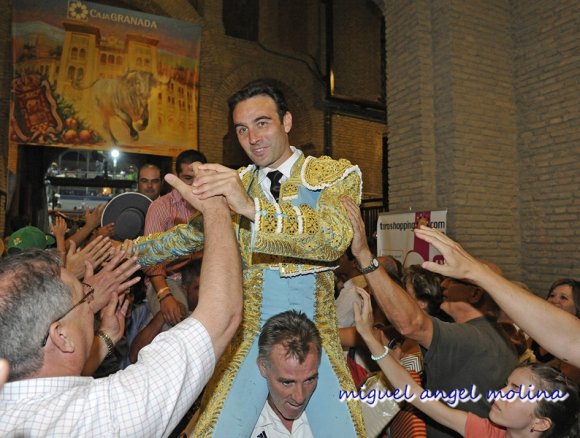 GR01. GRANADA, 22/06/11.-
Dia de toros fiestas del corpus chirsti de Granada con los diestros  el fandi, juli y enrique ponce.
En la imagen  ponce a su salida por la puerta grande.