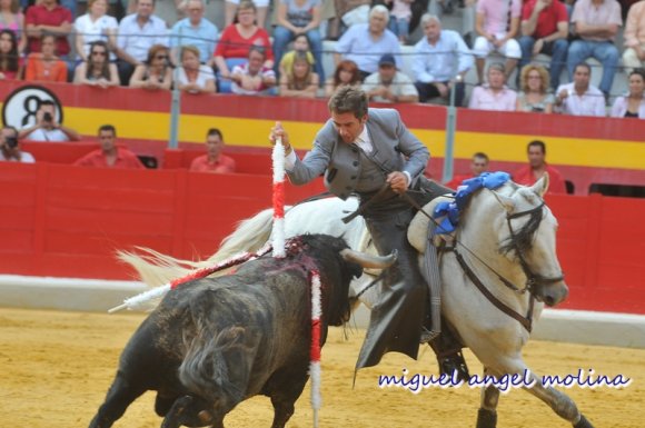 Corrida de rejoneadores en el ultimo dia del corpus.
en la imagen hermoso de mendoza.