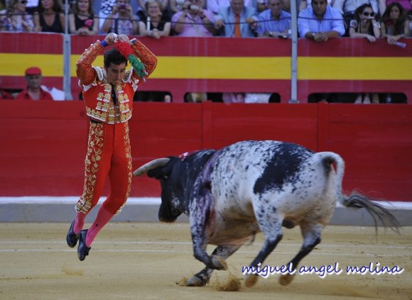 GR01.GRANADA, 23/06/11.-
Plaza de toros de granada. Celebración de la corrida de toros de las fiestas del Corpus Christi con los diestros Morante de la Pueble, el Fandi y Jose Maria Manzanares.
En la imagen fandi pone las banderillas en su primer toro.