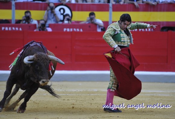 GR01.GRANADA, 23/06/11.-
Plaza de toros de granada. Celebración de la corrida de toros de las fiestas del Corpus Christi con los diestros Morante de la Pueble, el Fandi y Jose Maria Manzanares.
En la imagen morante en su segundo toro.