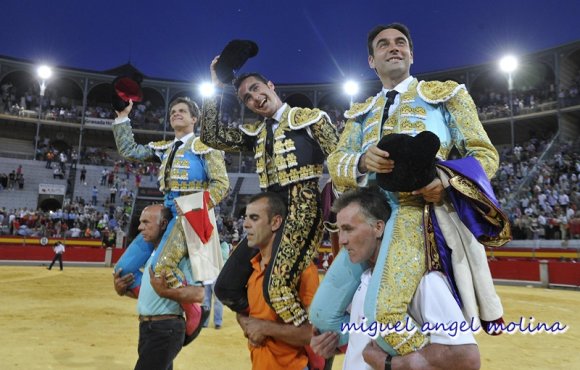 GR01. GRANADA, 22/06/11.-
Dia de toros fiestas del corpus chirsti de Granada con los diestros  el fandi, juli y enrique ponce.
En la imagen el fandi, juli y ponce salen por la puerta grande de la plaza de toros de granada.