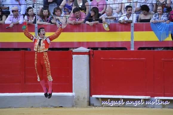 GR01.GRANADA, 23/06/11.-
Plaza de toros de granada. Celebración de la corrida de toros de las fiestas del Corpus Christi con los diestros Morante de la Pueble, el Fandi y Jose Maria Manzanares.
En la imagen fandi pone las banderillas en su primer toro.