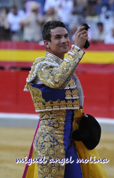 GR01.GRANADA, 23/06/11.-
Plaza de toros de granada. Celebración de la corrida de toros de las fiestas del Corpus Christi con los diestros Morante de la Pueble, el Fandi y Jose Maria Manzanares.
En la imagen manzanares corta una oreja en su primer toro.