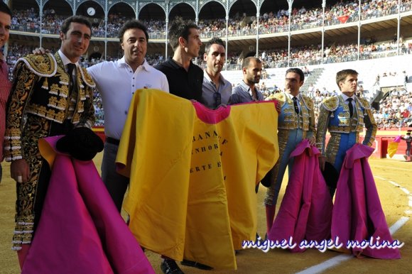 GR01. GRANADA, 22/06/11.-
Dia de toros fiestas del corpus chirsti de Granada con los diestros  el fandi, juli y enrique ponce.
En la imagen los toreros hacen un homenaje a los jugadores del granada cf y su presidente pina en el centro del ruedo de la plaza de toros.