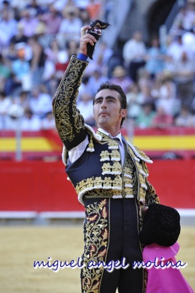 GR01. GRANADA, 22/06/11.-
Dia de toros fiestas del corpus chirsti de Granada con los diestros  el fandi, juli y enrique ponce.
En la imagen fandi consigue su primera oreja.